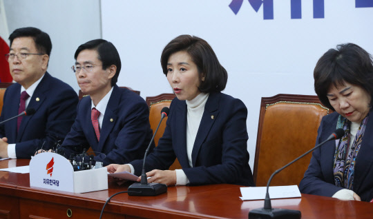 나경원 자유한국당 원내대표(오른쪽 두번째)가 28일 국회에서 열린 최고위원회의에서 발언하고 있다. 연합뉴스